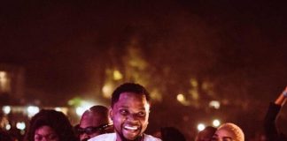 CELEBRITY:Moment a lady hopped and twerked on Kizz Daniel during his performance