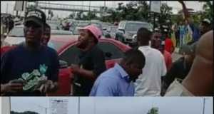 ASUU Strike: Heavy Gridlock As NANS Blocks Access Roads To Lagos Airport