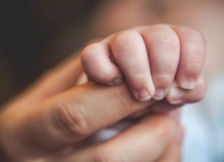 “Refused to Hold Her Baby” – Woman Sparks Concern After Rejecting Newborn Over Gender (Video)