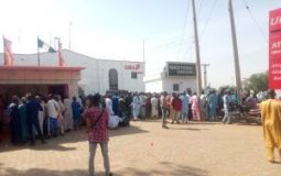 Drama As Customers Storm Banks, Demand New Naira Notes In Kebbi